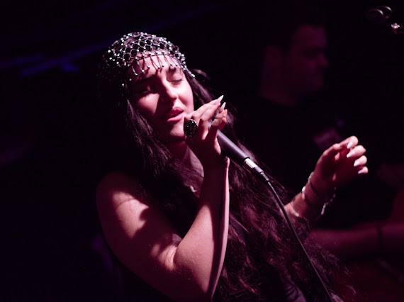 TÉODORA singing into a microphone