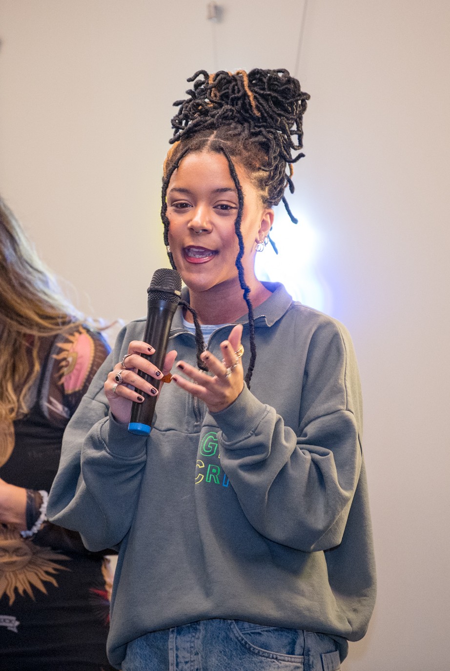 Ren performing poetry