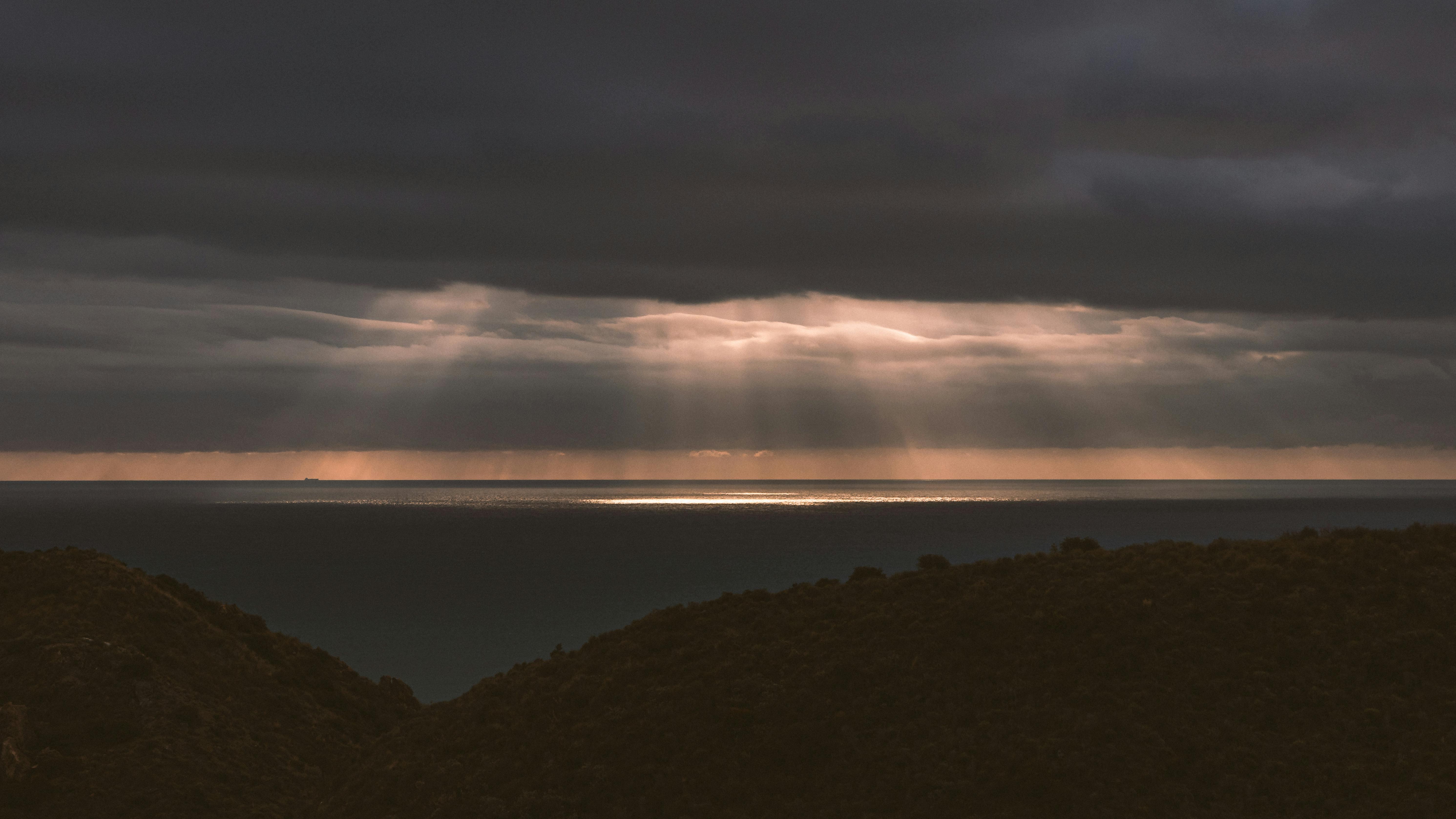 sun shining through the clouds 